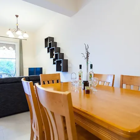 Augusta Pasadur Apartman Uble