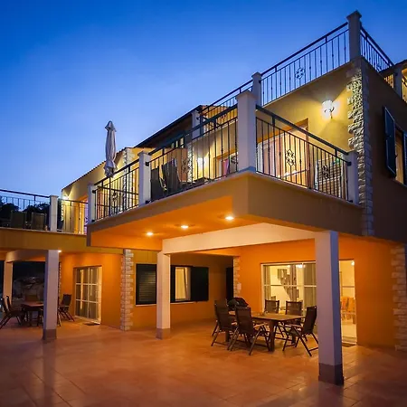 Augusta Pasadur Apartman *